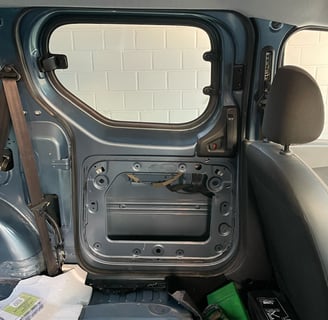 Schiebetür des Dacia Dokkers ohne Verkleidung