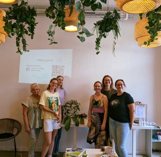 Orchidėjų Brunch Vilniuje, nuotraukoje 6 moterys, susitikimo dalyvės šalia orchidėjų.