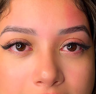 Olho antes e depois da aplicação Fox Eyes: cílios curtos e caídos vs. alongamento diagonal e cantos