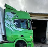 Camión cambiando los neumáticos en Neumáticos Sangar