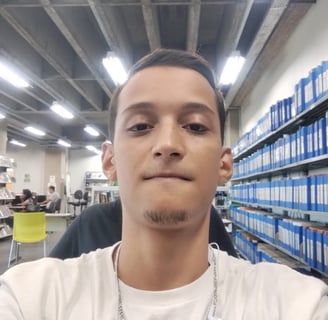Igor, extensionista, um homem branco de cabelos escuros com colar de corrente prateado.