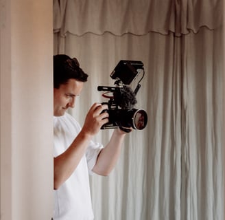 Le vidéaste Victor LEPECQUET qui filme avec sa caméra professionnelle