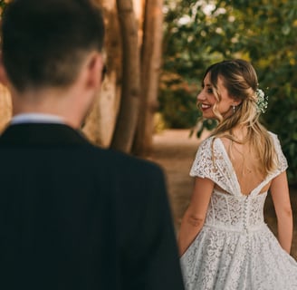 sposa sorridente che invita lo sposo