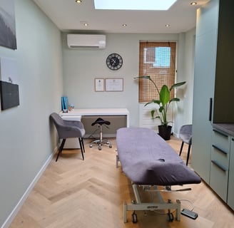 een kamer met een behandelbank en bureau
