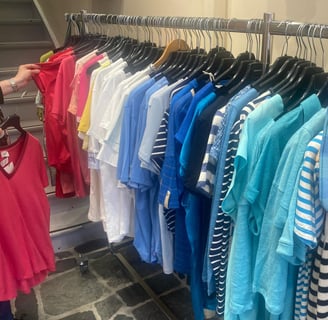 T-shirt sur un portant de la boutique