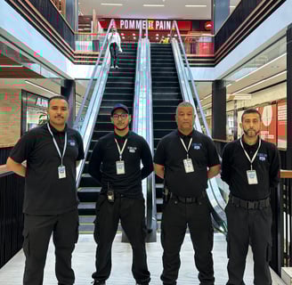 Agents de sécurité en uniforme debout dans un centre commercial à Casablanca