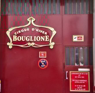 L'entrée des artistes au Cirque d'Hiver Bouglione de Paris