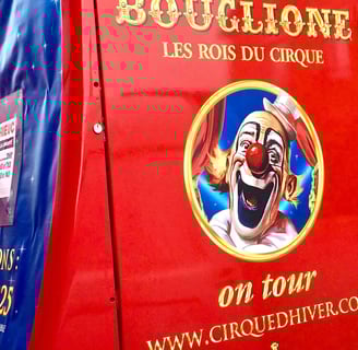 Entrée des convois du Cirque d'Hiver Bouglione à Saint Brieuc