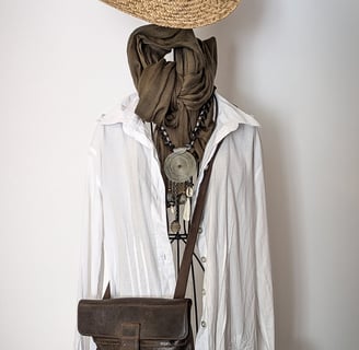 Chemise, foulard et collier présentés sur un mannequin