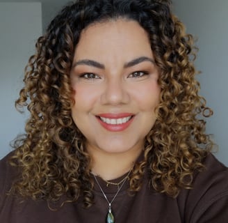 Portrait de Suzi Santana, thérapeute intuitive, rayonnante et formée en PNL, bioénergie et système