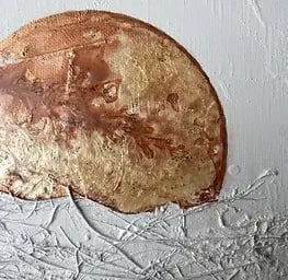 Détail blanc et doré de la toile "Douceur 1 "
