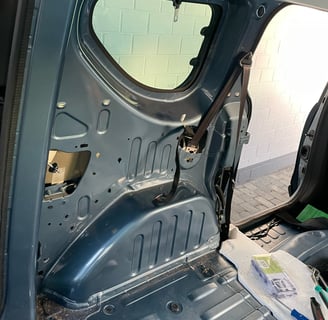 Seitenverkleidung des Dacia Dokkers entfernt Kastenwagen links