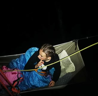 Jeune fille dans un hamac.