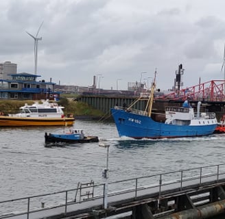 sleepvaart ijmuiden, sluis, sleepboot sleept woonschip