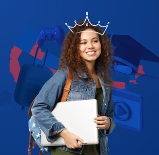 Jovem sorrindo com notebook, pronta para aprender inglês online na Metropolis Idiomas.