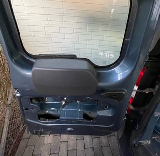 Verkleidung der Hintertüren des Dacia Dokkers gelöst