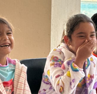 Dos niñas divirtiendose en el show de magia infantil en Guadalajara del mago Eduardo Aviña