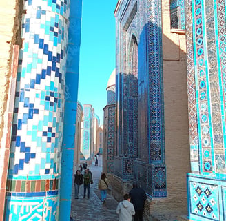 Mausolei con piastrelle azzurre a Samarcanda in Uzbekistan