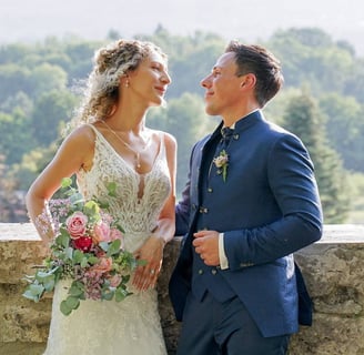 Photo de mariage avec le couple de mariés en côte d'Or