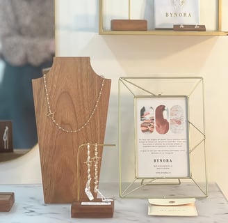 Photo d'un coin de la boutique BYNORA, avec bijoux en pierres naturelles