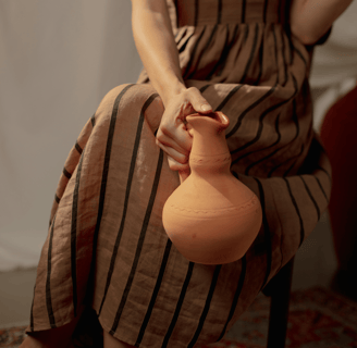 Femme tenant une jarre en terre cuite, symbole de canalisation, ancrage et mémoire intuitive