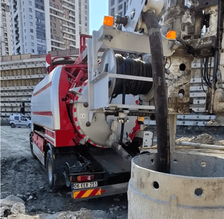 Vakumlu vidanjör aracıyla fosseptik çukuru boşaltma işlemi