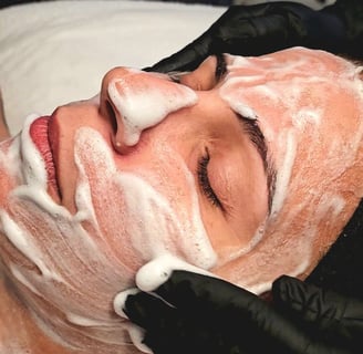 detalhe do rosto de uma mulher recebendo tratamento facial de limpeza de pele