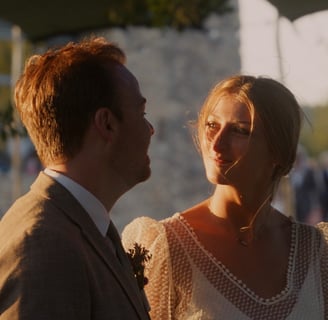 Photo de mariés en Provence, se regardant avec amour