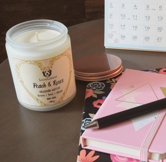 Vela Peach & Roses en escritorio