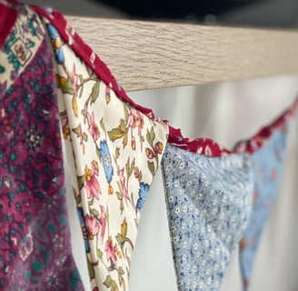 guirlande de fanions en tissu ruban rouge