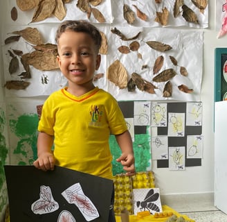 Niño mostrando proyectos en jardín infantil Ukelele