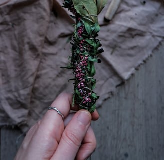 Bâton d’herbes pour illustrer la purification énergétique et l’ancrage subtil des soins profonds