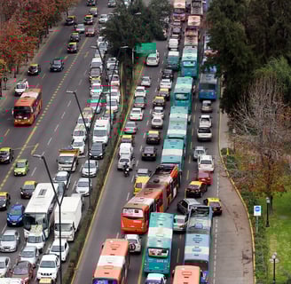 Automóviles transitando por Santiago,