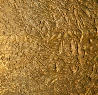 Texture d’or martelé symbolisant la valeur, la structure et la profondeur du soin énergétique