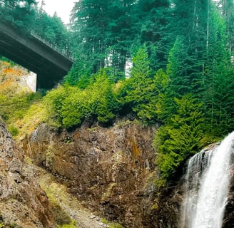 Snoqualmie, WA - Beautiful Franklin Falls with wading pool