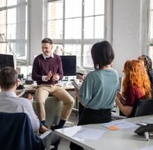 Diversidad de perspectivas durante una sesión de focus group para comprender mejor el mercado objetivo