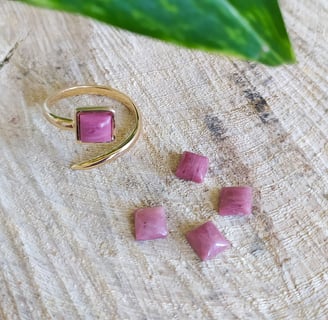 Brinco Gleize_um par de brincos dourados pedra amazonita rosa