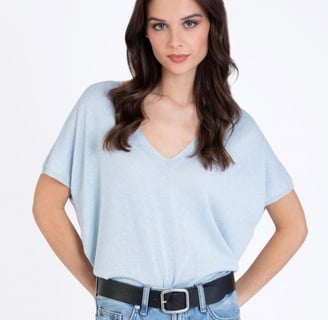 Une femme qui porte un t-shirt en col V bleu