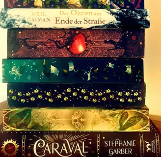 Bücherstapel zum Thema Rezensionen & Empfehlungen