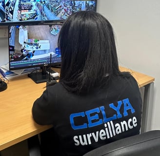 Agent de sécurité féminine surveillant les caméras dans un mall moderne