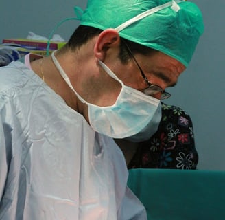 Doctor con srcub operando 