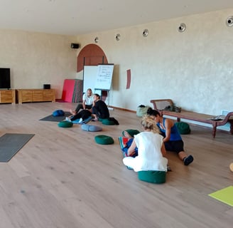 a group of people sitting on bean bags in a room, trattamento biointegrato