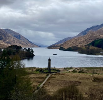 Vue sur le Loch Shiel et le Glenfinnan Monument
