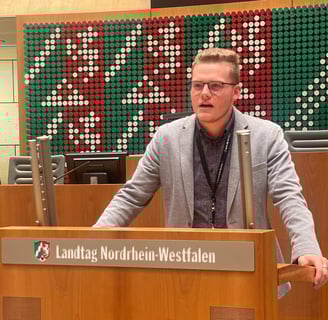Benjamin Freytag im Sitzungssaal des Landtags