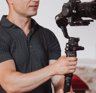 Operatorius su Sony kamera ir Ronin stabilizatoriumi