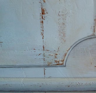 Détails d'un faux relief et d'un faux bois peint, imitation patine du temps