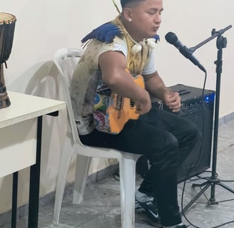 Perfeito Tsere'rureme discutindo a fusão de música tradicional e contemporânea no palco.