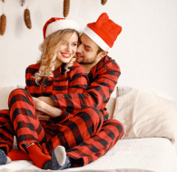 couple heureux à noel sur un lit