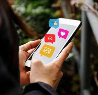 Uma pessoa segurando um celular com ícones de avisos