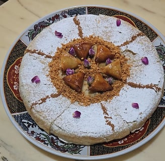 pastilla au poulet oignons confits, aux oeufs et amandes grillées